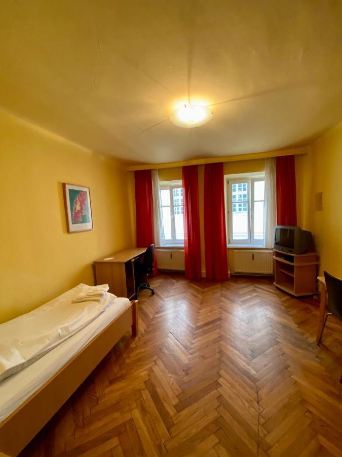 Appartement Pension 700M Zum Ring Вена Экстерьер фото